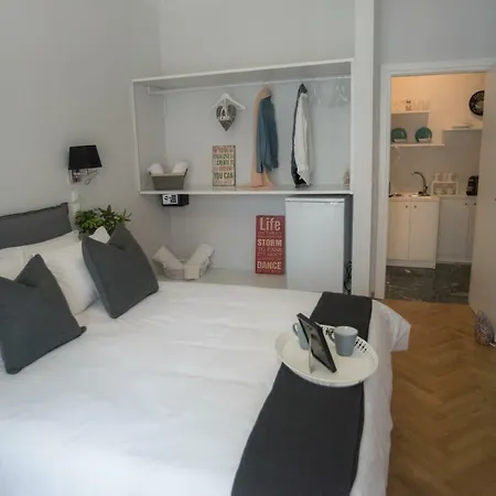 Living Near Acropolis By Sylvia Staikou 2nd & 3d Floor Athén